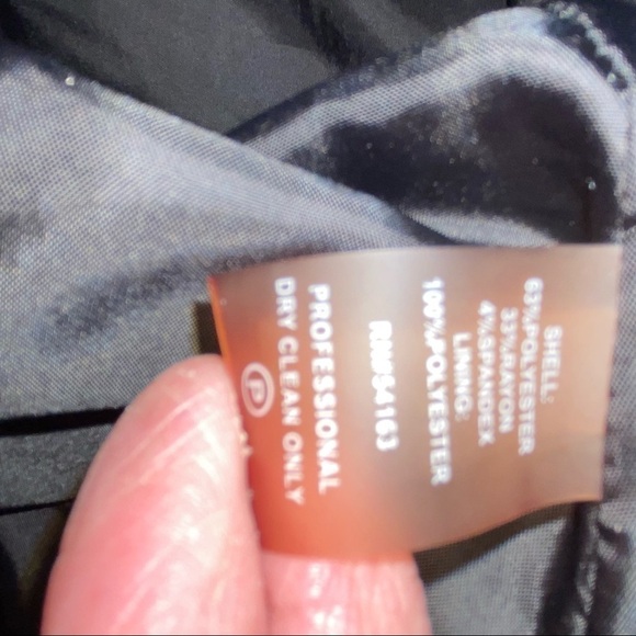 Calvin Klein petit LBD to accentuate your figure and boost your ego. Fit n flare - Picture 7 of 9